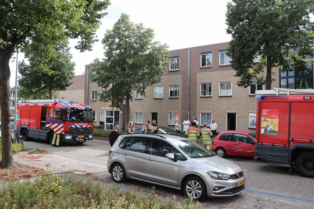 Brandweer blust brand in slaapkamer