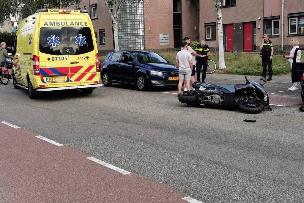 Auto komt in botsing met motor