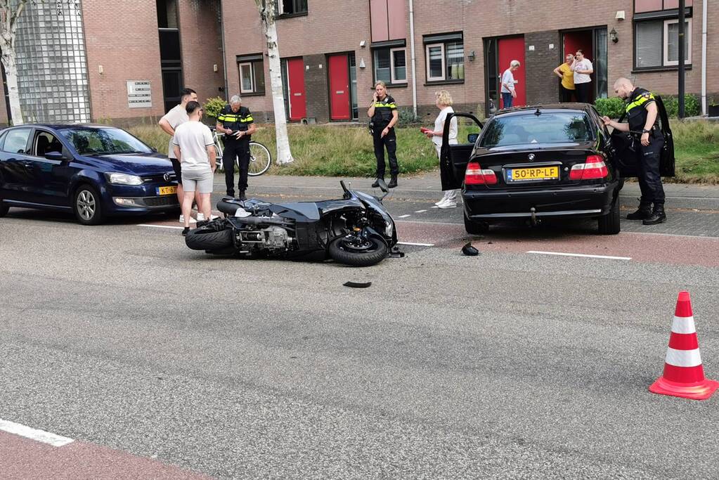 Auto komt in botsing met motor