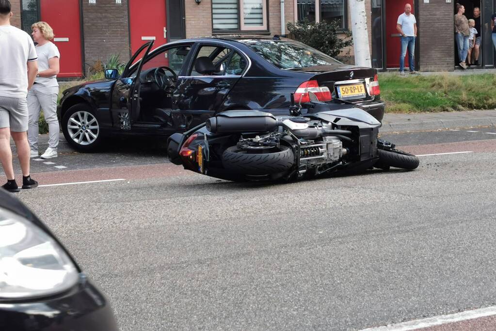 Auto komt in botsing met motor