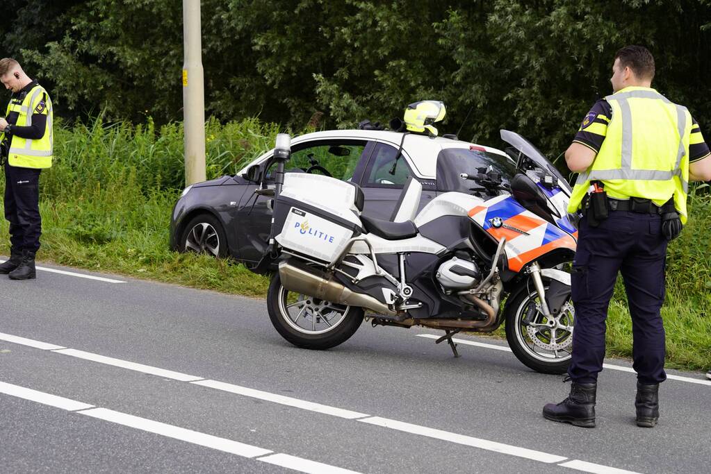 Vrouw rijdt tegen lantaarnpaal aan