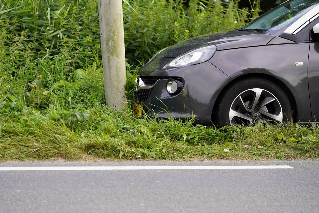 Vrouw rijdt tegen lantaarnpaal aan