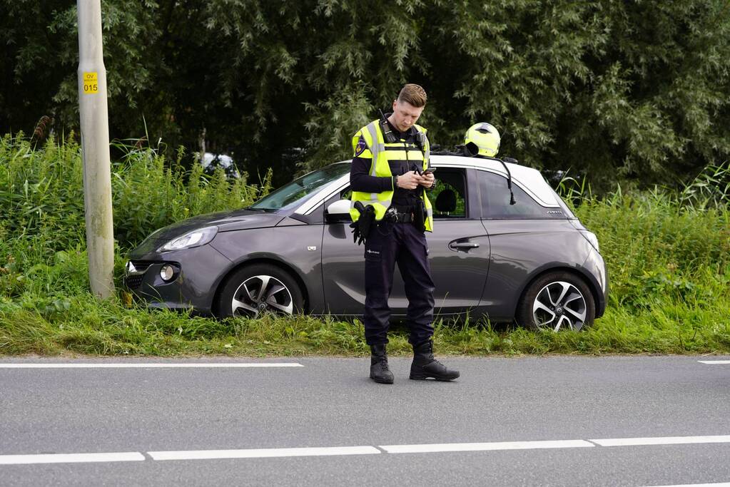 Vrouw rijdt tegen lantaarnpaal aan