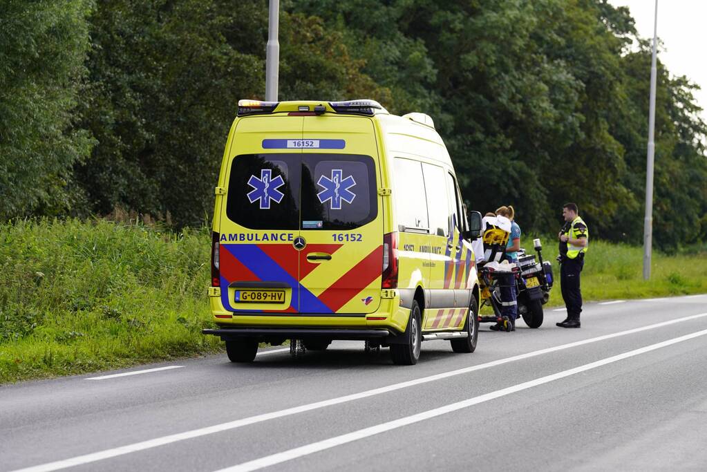Vrouw rijdt tegen lantaarnpaal aan