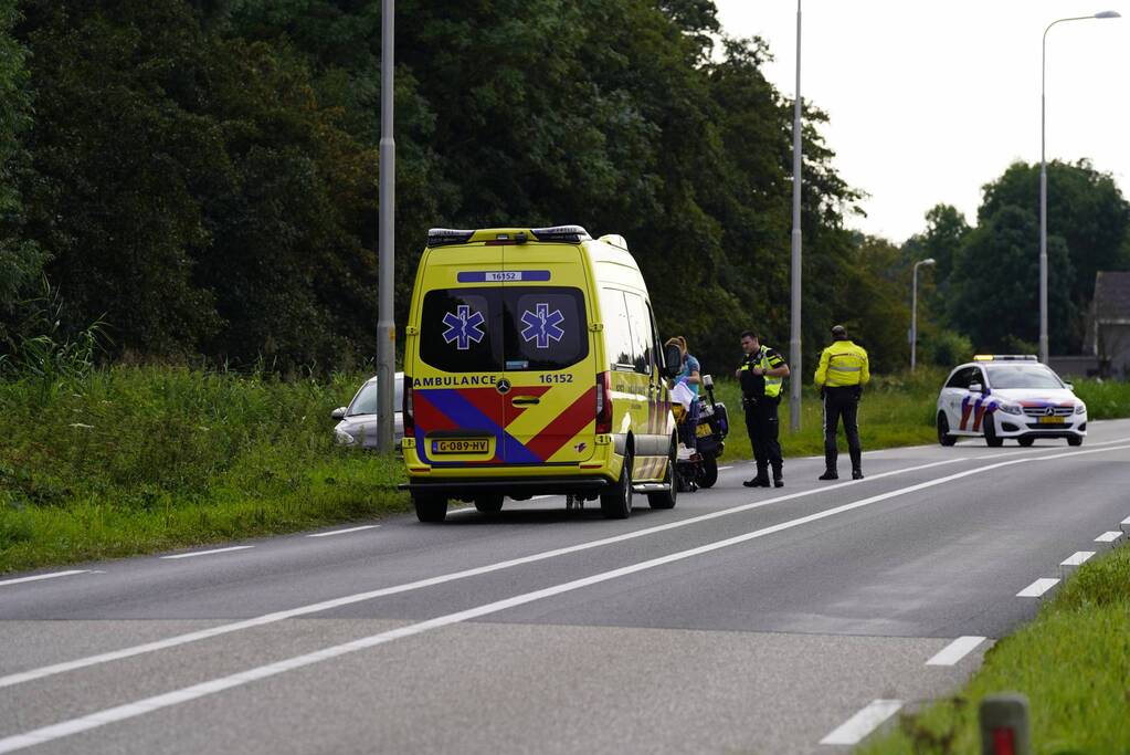 Vrouw rijdt tegen lantaarnpaal aan