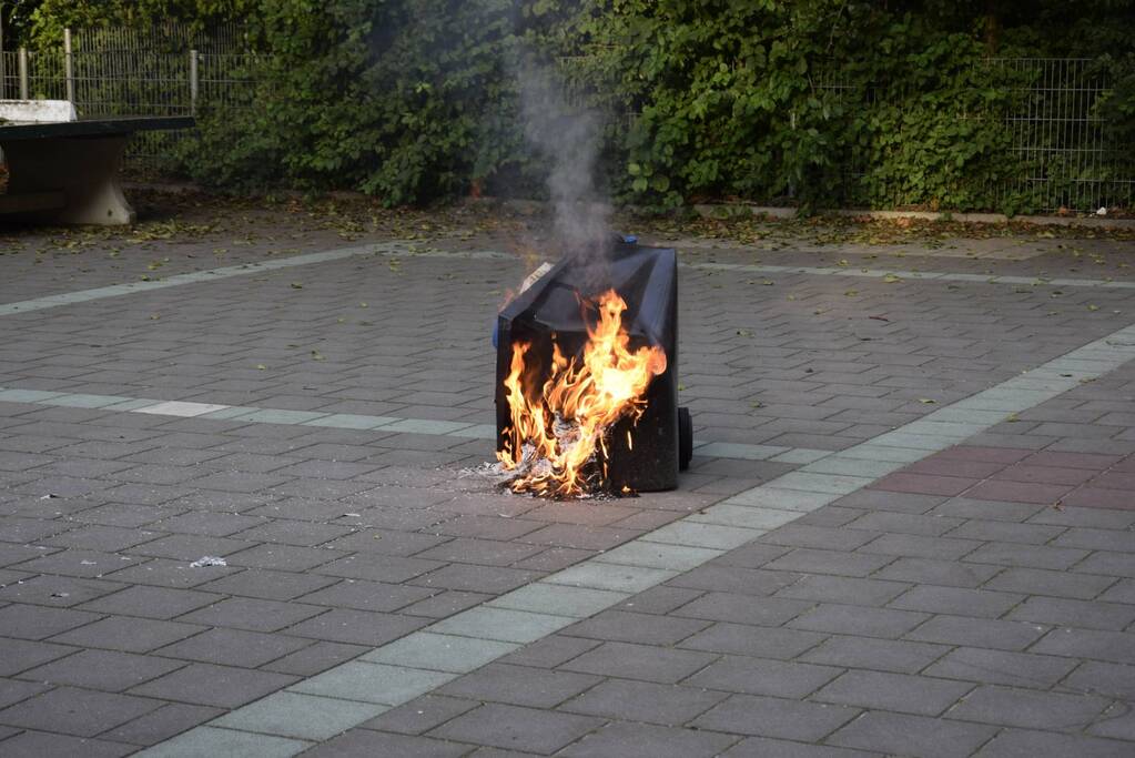 Personen stichten brand in container en rennen weg
