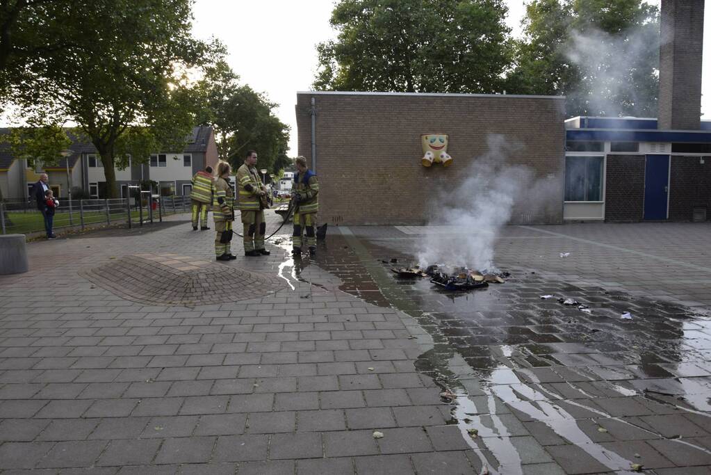 Personen stichten brand in container en rennen weg