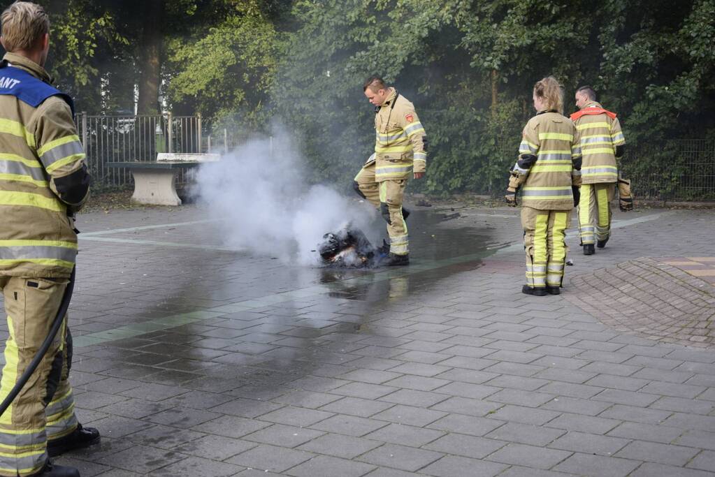 Personen stichten brand in container en rennen weg