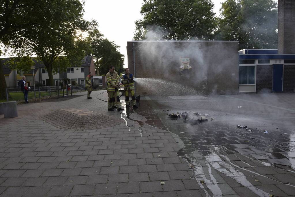 Personen stichten brand in container en rennen weg