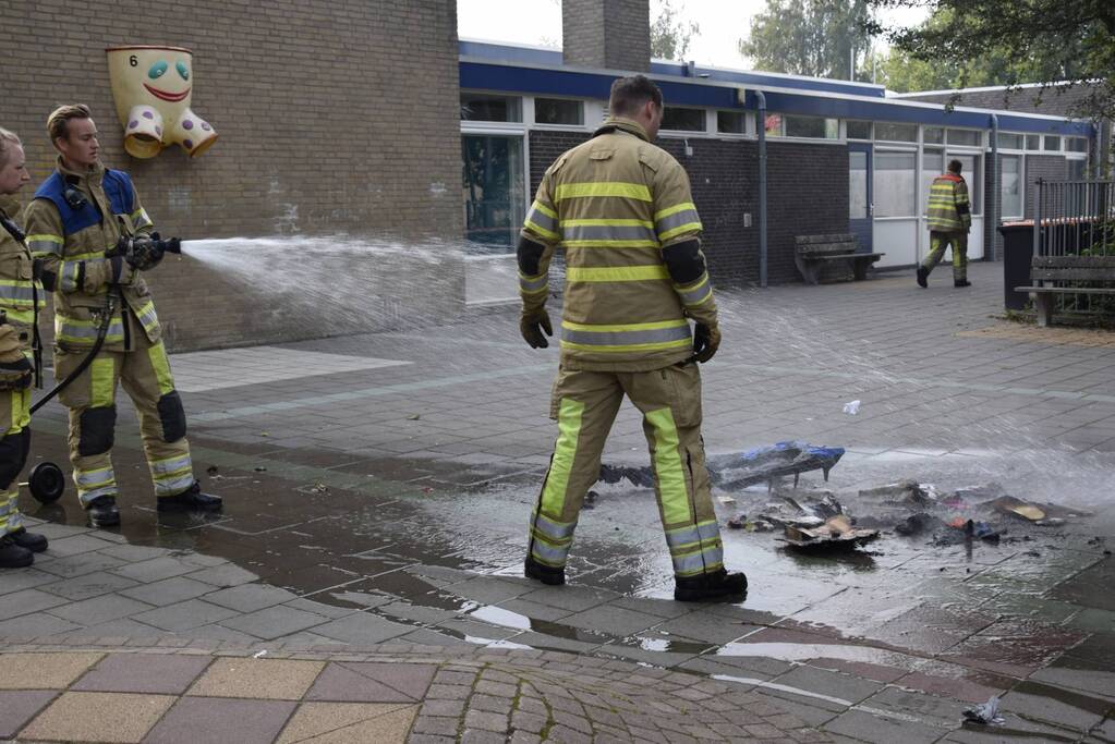 Personen stichten brand in container en rennen weg