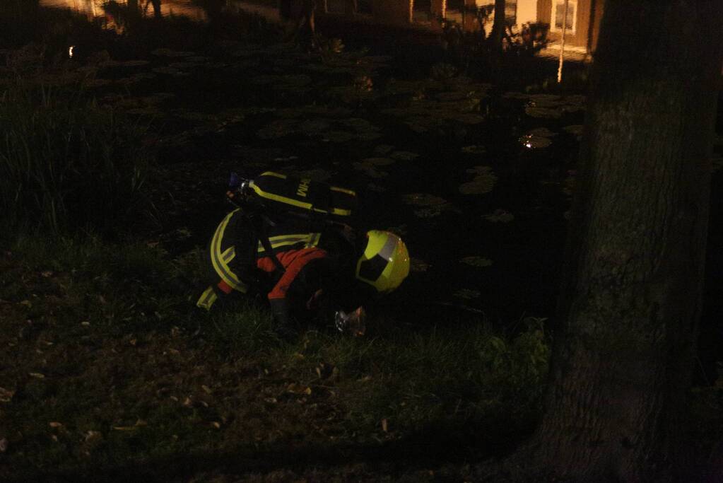 Brandweer blust brand bij prullenbak