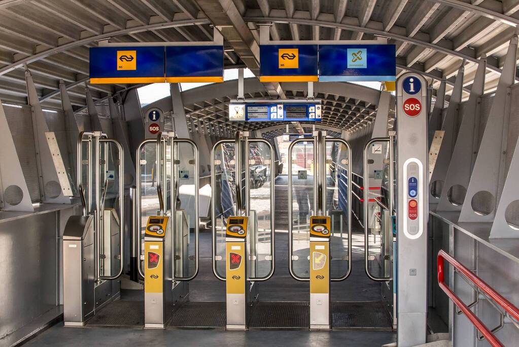 Treinreiziger in gezicht gestoken