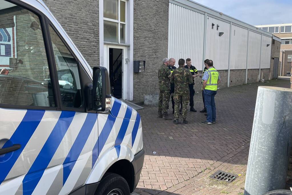EOD onderzoekt mogelijke explosieve stoffen in bovenwoning