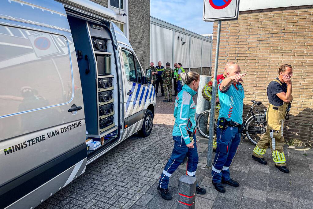EOD onderzoekt mogelijke explosieve stoffen in bovenwoning