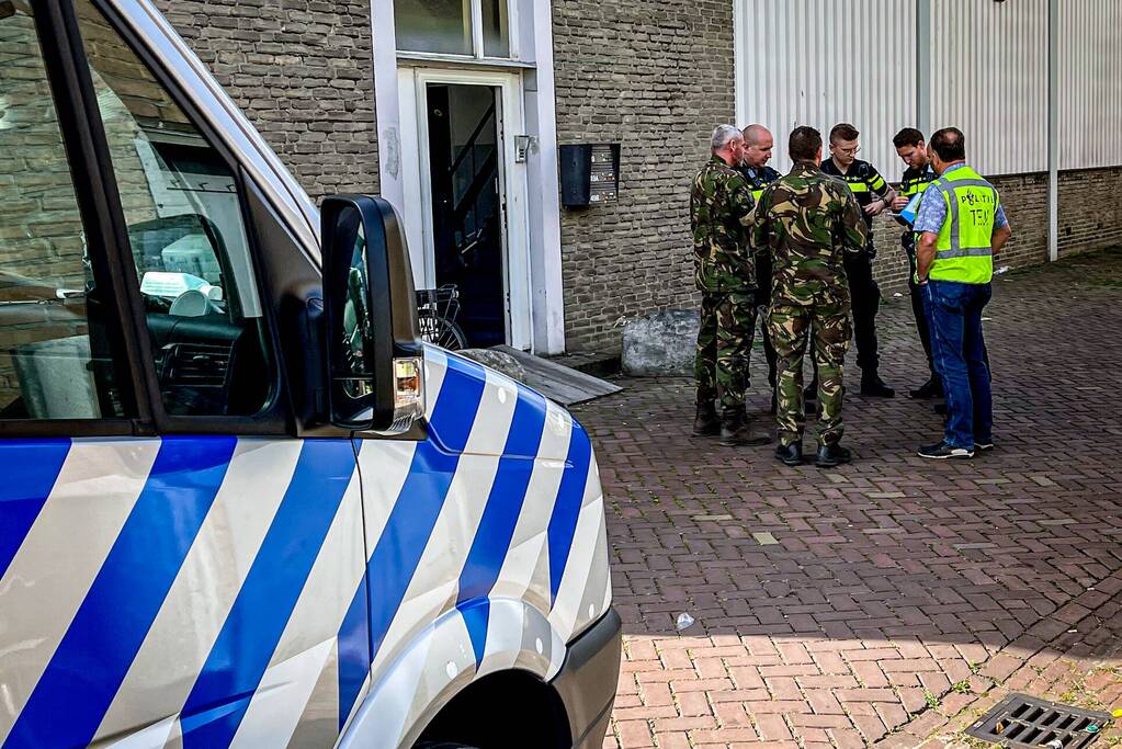 EOD onderzoekt mogelijke explosieve stoffen in bovenwoning