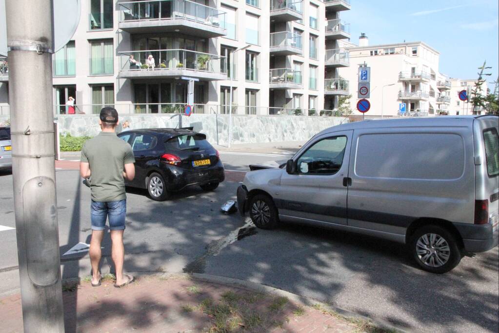 Drie voertuigen betrokken bij botsing