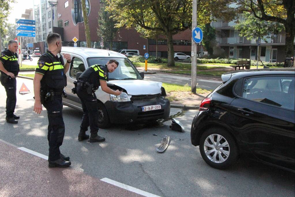 Drie voertuigen betrokken bij botsing