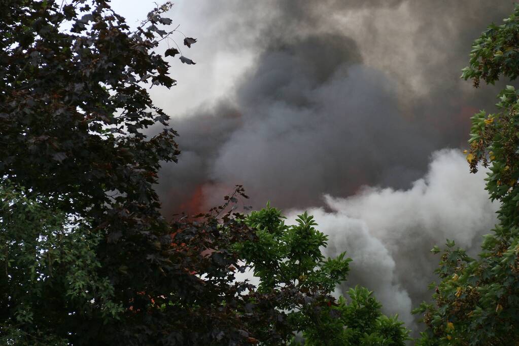 Uitslaande brand bij De Bowlingboerderij