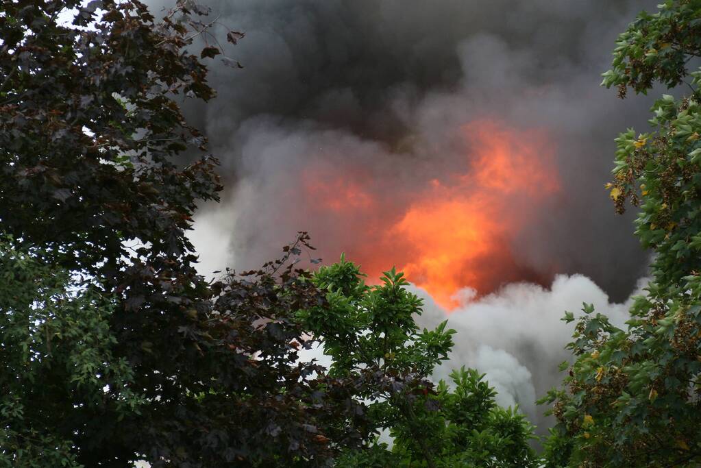 Uitslaande brand bij De Bowlingboerderij