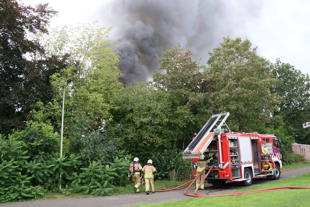Uitslaande brand bij De Bowlingboerderij