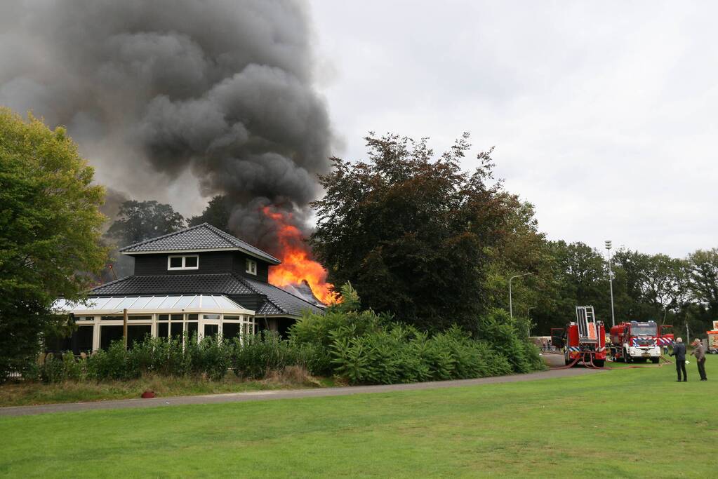 Uitslaande brand bij De Bowlingboerderij