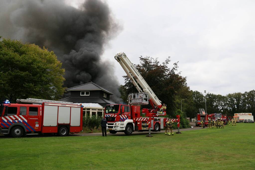 Uitslaande brand bij De Bowlingboerderij
