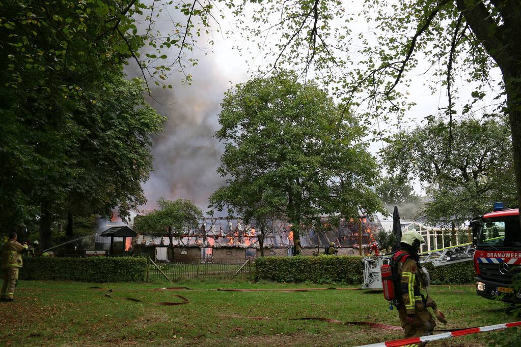 Uitslaande brand bij De Bowlingboerderij
