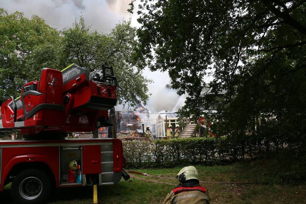 Uitslaande brand bij De Bowlingboerderij
