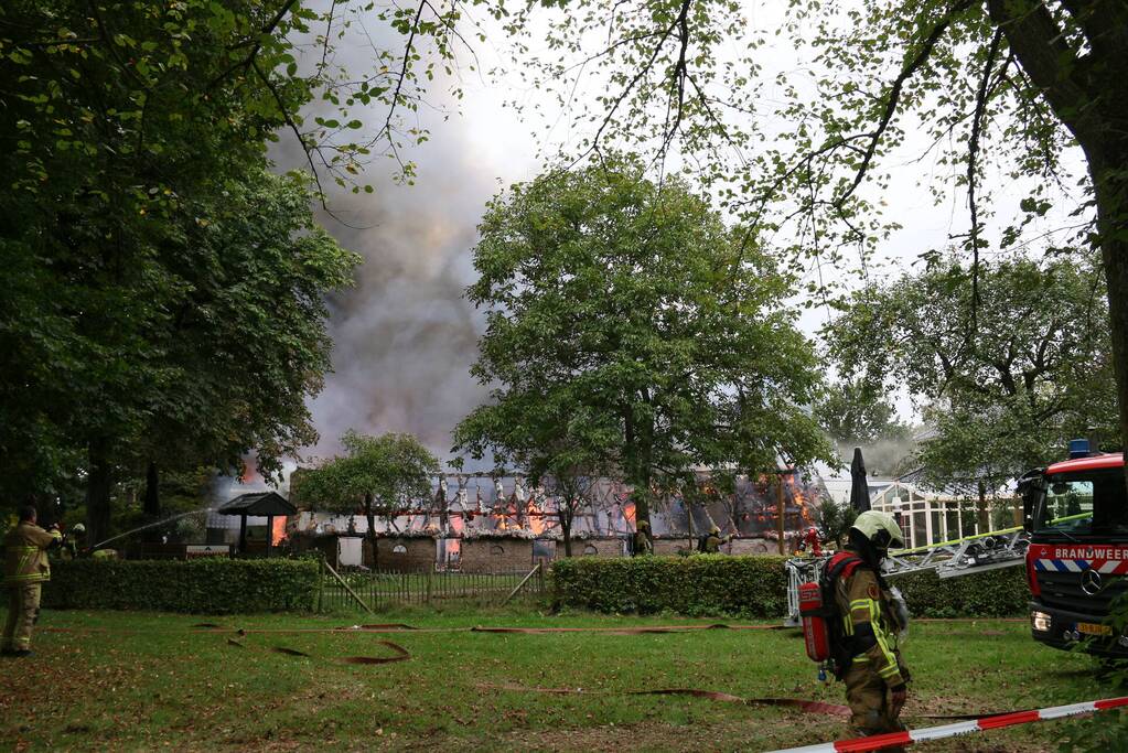 Uitslaande brand bij De Bowlingboerderij