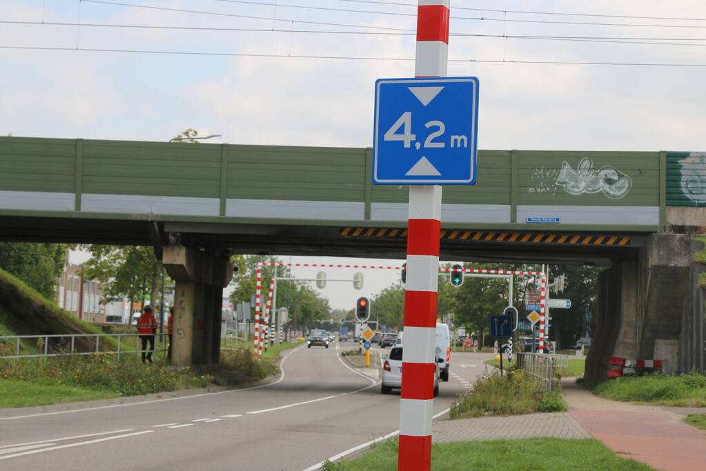 Te hoge vrachtwagen ramt spoorbrug