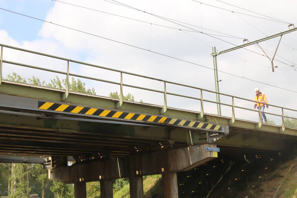 Te hoge vrachtwagen ramt spoorbrug