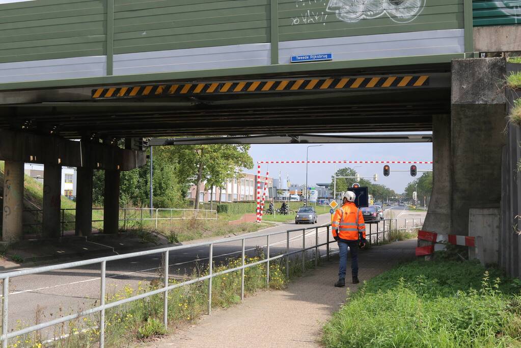 Te hoge vrachtwagen ramt spoorbrug