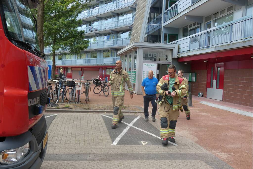 Brandweer redt kinderen uit lift van flatgebouw