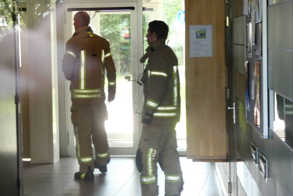 Brandweer redt kinderen uit lift van flatgebouw