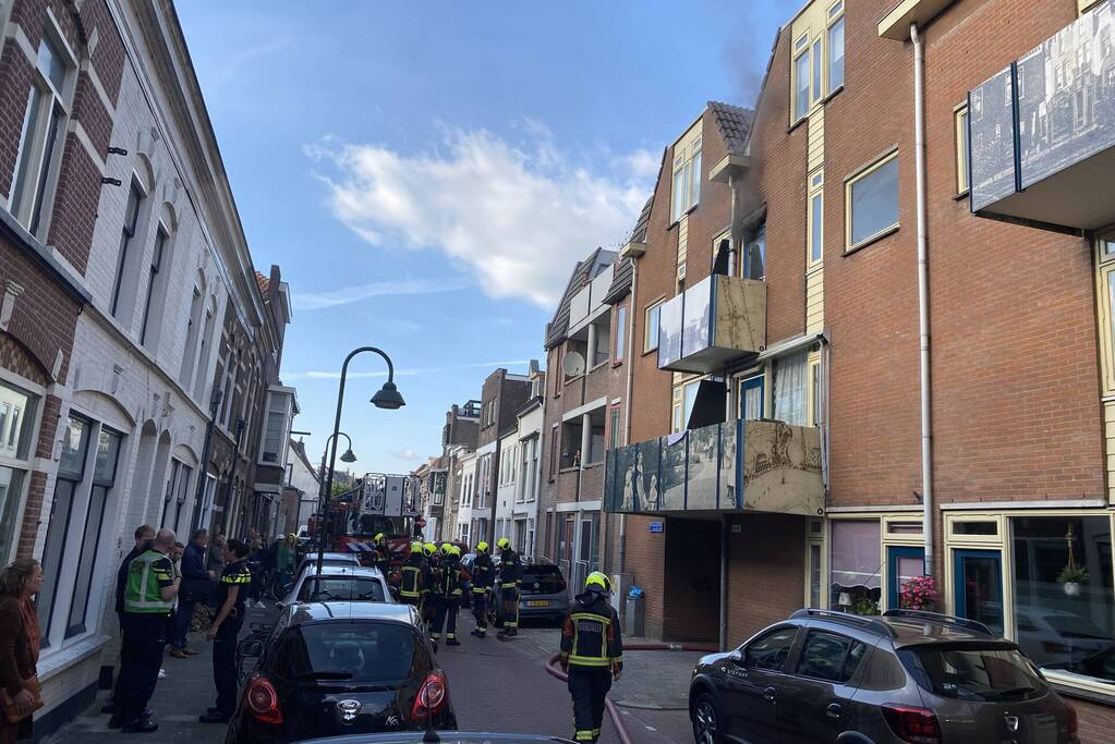 Zwarte rook bij brand in flatwoning