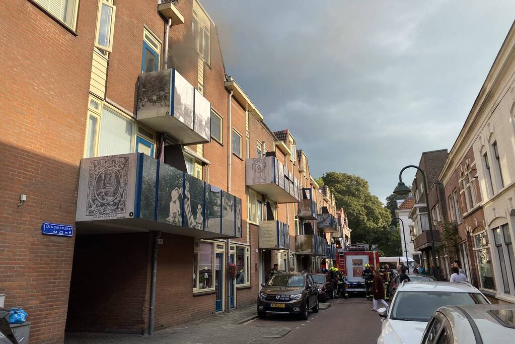 Zwarte rook bij brand in flatwoning