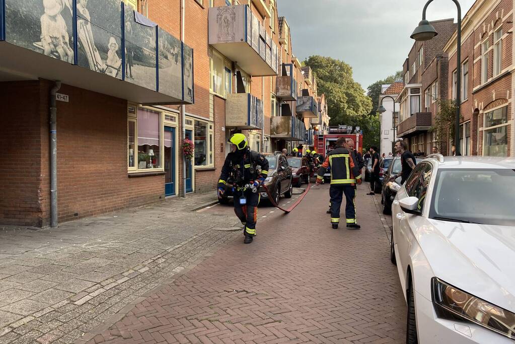 Zwarte rook bij brand in flatwoning