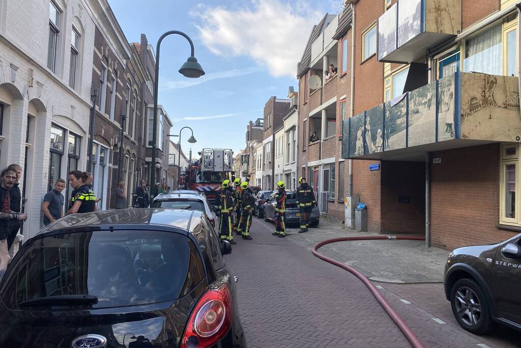 Zwarte rook bij brand in flatwoning