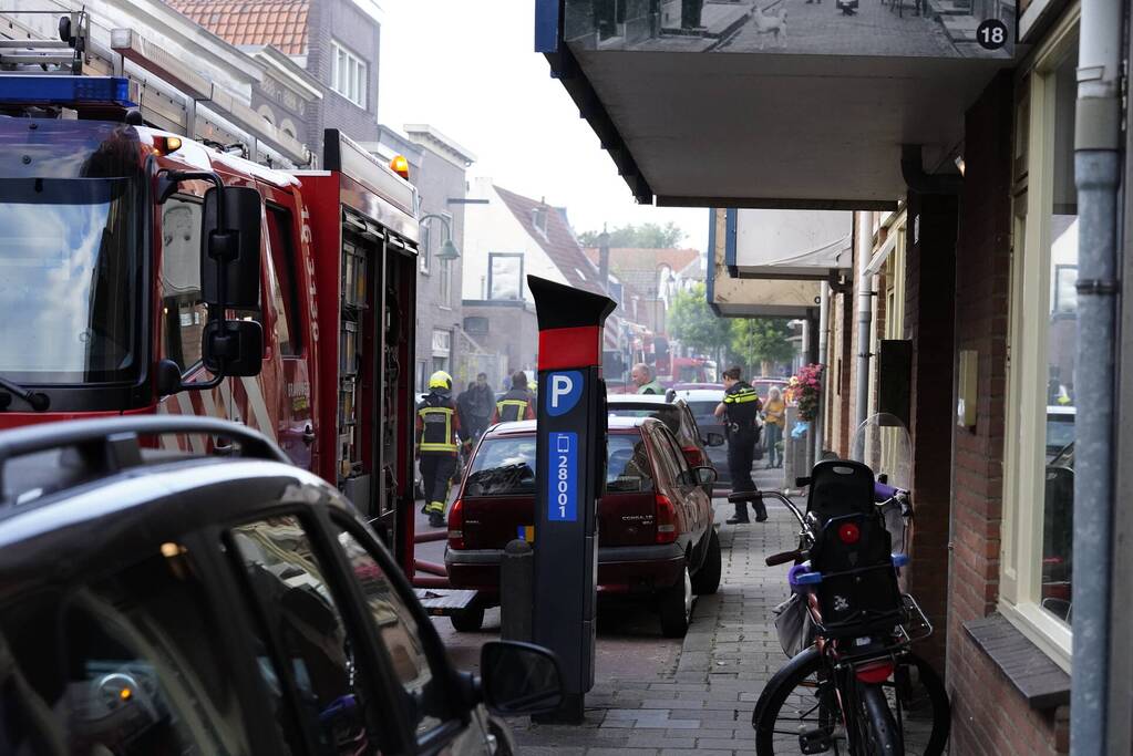 Zwarte rook bij brand in flatwoning