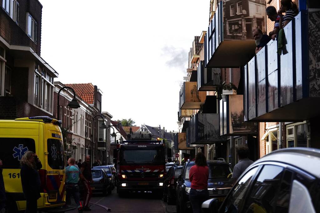 Zwarte rook bij brand in flatwoning