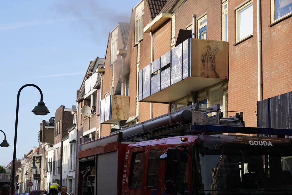 Zwarte rook bij brand in flatwoning