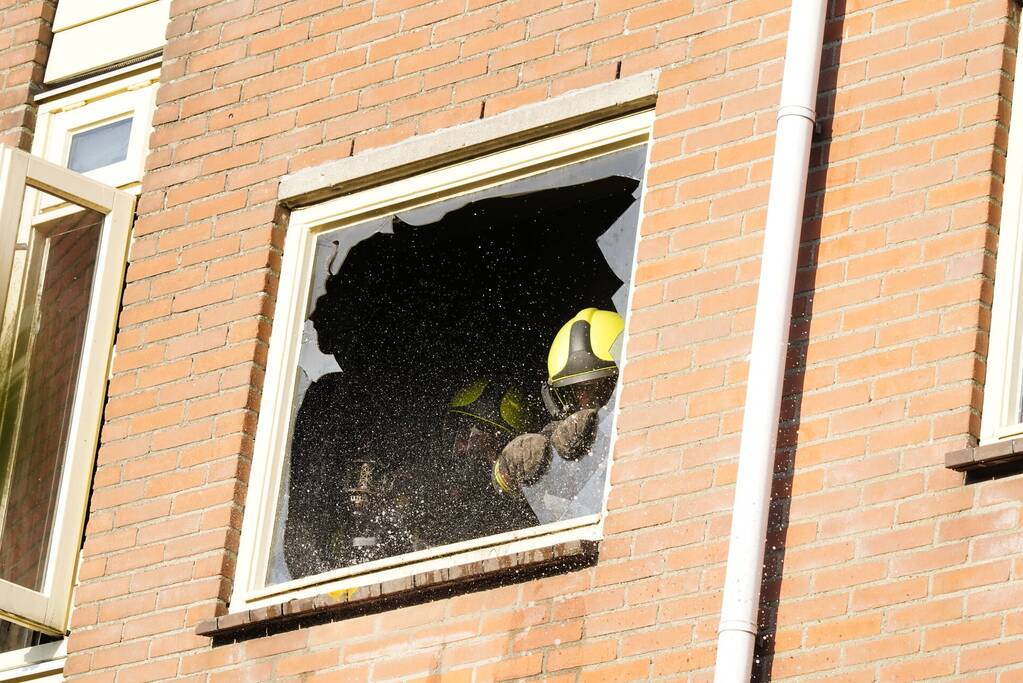 Zwarte rook bij brand in flatwoning