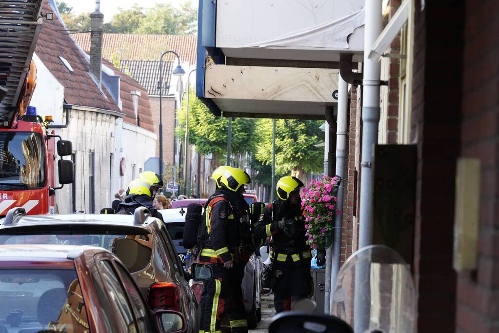 Zwarte rook bij brand in flatwoning