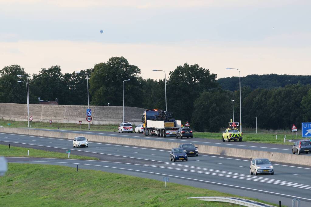 Botsing tussen personenauto en vrachtwagen op snelweg