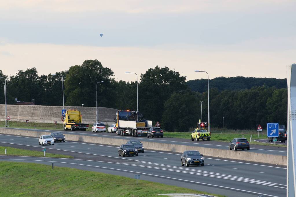 Botsing tussen personenauto en vrachtwagen op snelweg