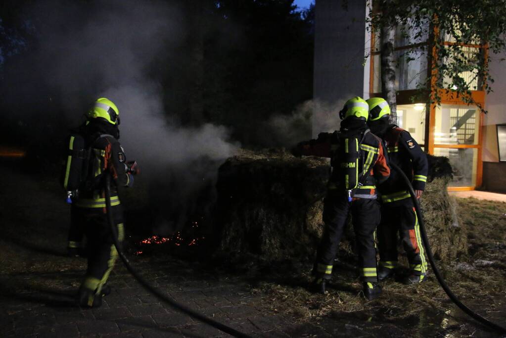 Brandweer blust brand in meerdere hooibalen