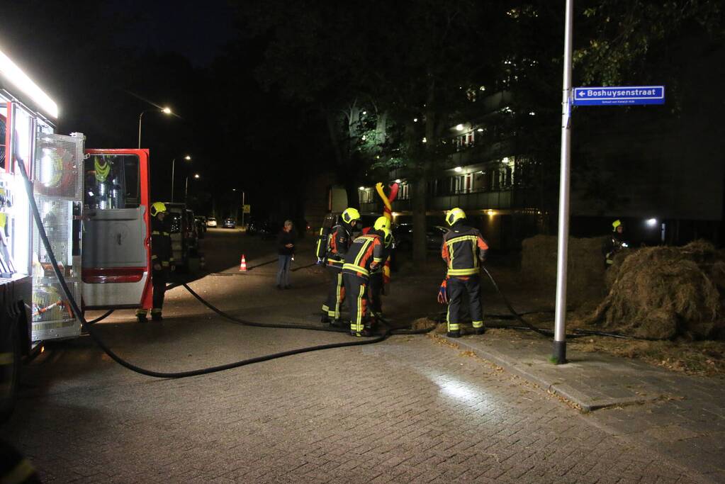 Brandweer blust brand in meerdere hooibalen