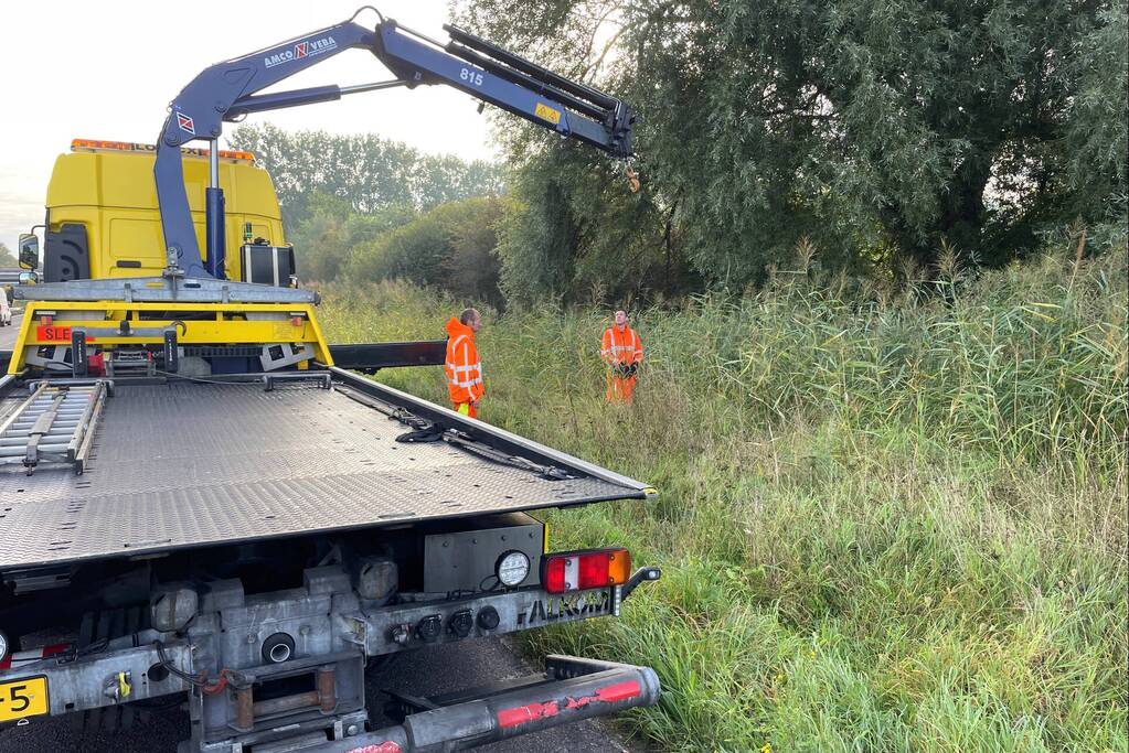 Automobilist raakt van de snelweg belandt op de kop in sloot