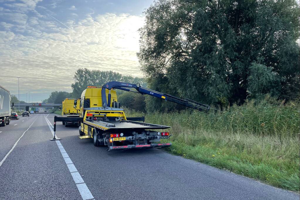 Automobilist raakt van de snelweg belandt op de kop in sloot