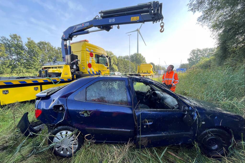 Automobilist raakt van de snelweg belandt op de kop in sloot
